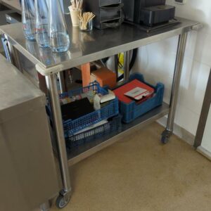 Table de préparation sur roulettes en inox alimentaire à 2 niveaux. 86 x 104 x 74 cm (Belgrand 6e)