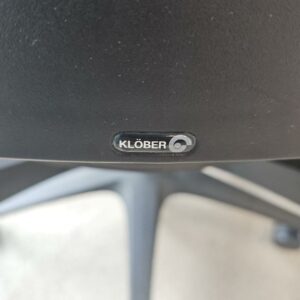 Fauteuil de bureau de marque Klöber assise et dossier en tissu gris foncé piétement sur roulettes  noir, dossier ajustable multiples réglages. 60 unités. Vendu à l'unité avec faculté de réunion. Localisation : 32 rue de Monceau - 75008 Paris – Image 3