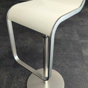 Tabouret haut pivotant ajustable en hauteur de marque La Palma modèle Lem, assise en bois stratifié blanc, piètement en acier poli. 84 x 36 x 41 cm. 8 unités. Vendu à l'unité avec faculté de réunion. Localisation : 32 rue de Monceau - 75008 Paris