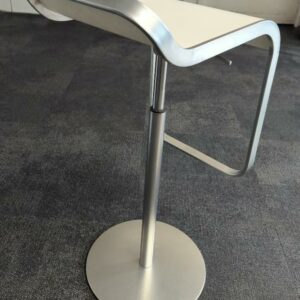 Tabouret haut pivotant ajustable en hauteur de marque La Palma modèle Lem, assise en bois stratifié blanc, piètement en acier poli. 84 x 36 x 41 cm. 8 unités. Vendu à l'unité avec faculté de réunion. Localisation : 32 rue de Monceau - 75008 Paris – Image 2