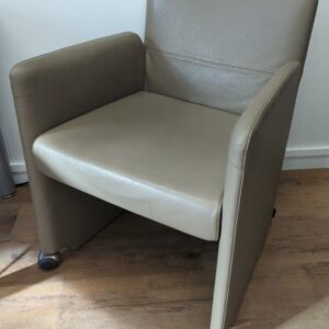 Fauteuil sur roulettes de marque Moroso recouvert de cuir couleur taupe. 78 x 57 x 58 cm. 6 unités. Vendu à l'unité avec faculté de réunion. Localisation : 32 rue de Monceau - 75008 Paris