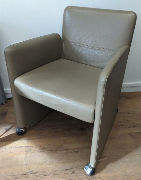 Fauteuil sur roulettes de marque Moroso recouvert de cuir couleur taupe. 78 x 57 x 58 cm. 6 unités. Vendu à l'unité avec faculté de réunion. Localisation : 32 rue de Monceau - 75008 Paris