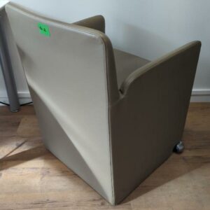 Fauteuil sur roulettes de marque Moroso recouvert de cuir couleur taupe. 78 x 57 x 58 cm. 6 unités. Vendu à l'unité avec faculté de réunion. Localisation : 32 rue de Monceau - 75008 Paris – Image 2