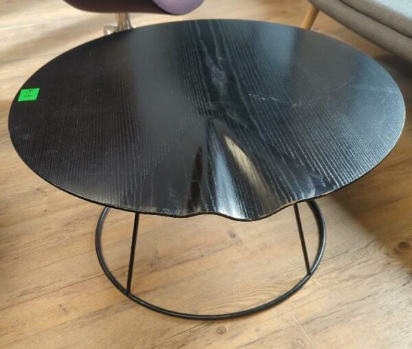 Table basse design Monica Forster modèle Breeze édition Swedese, plateau rond en bois noir sur piètement en acier laqué noir. 40 x 80 cm. 2 unités. Vendu à l'unité avec faculté de réunion. Localisation : 32 rue de Monceau - 75008 Paris