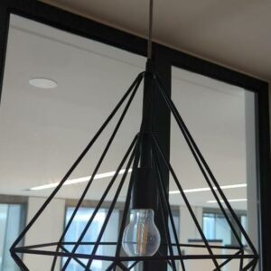 Suspension lumineuse en tiges d'acier laqué noir formant diamant. 60 x 35 cm. 3 unités. Vendu à l'unité avec faculté de réunion. Localisation : 32 rue de Monceau - 75008 Paris