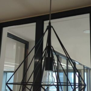 Suspension lumineuse en tiges d'acier laqué noir formant diamant. 60 x 35 cm. 3 unités. Vendu à l'unité avec faculté de réunion. Localisation : 32 rue de Monceau - 75008 Paris – Image 2