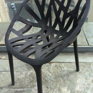 Fauteuil d'extérieur dans le goût du modèle Végétal design Ronan et Erwan Bouroullec en plastique noir. 80 x 60 x 55 cm. 12 unités. Vendu à l'unité avec faculté de réunion. Localisation : 32 rue de Monceau - 75008 Paris