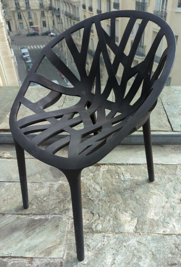 Fauteuil d'extérieur dans le goût du modèle Végétal design Ronan et Erwan Bouroullec en plastique noir. 80 x 60 x 55 cm. 12 unités. Vendu à l'unité avec faculté de réunion. Localisation : 32 rue de Monceau - 75008 Paris