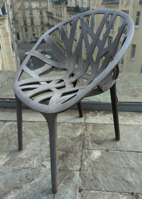 Fauteuil d'extérieur dans le goût du modèle Végétal design Ronan et Erwan Bouroullec en plastique gris, pieds arrière noirs. 80 x 60 x 55 cm. 10 unités. Vendu à l'unité avec faculté de réunion. Localisation : 32 rue de Monceau - 75008 Paris