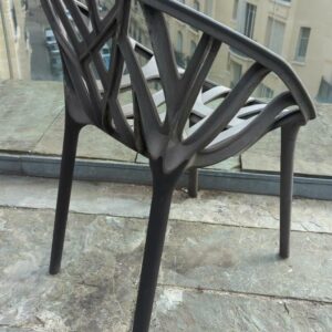 Fauteuil d'extérieur dans le goût du modèle Végétal design Ronan et Erwan Bouroullec en plastique gris, pieds arrière noirs. 80 x 60 x 55 cm. 10 unités. Vendu à l'unité avec faculté de réunion. Localisation : 32 rue de Monceau - 75008 Paris – Image 2