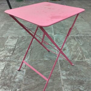 Table d'extérieur pliante en tôle de couleur rose. 75 x 57 x 57 cm. 13 unités. Vendu à l'unité avec faculté de réunion. Localisation : 32 rue de Monceau - 75008 Paris