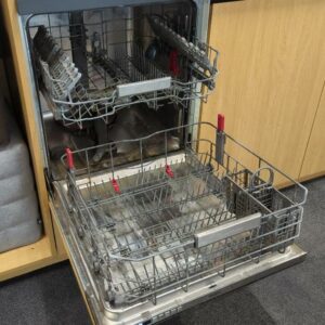 Lave vaisselle encastrable 12 couverts de marque Whirlpool modèle Power Clean 6. Localisation : 32 rue de Monceau - 75008 Paris