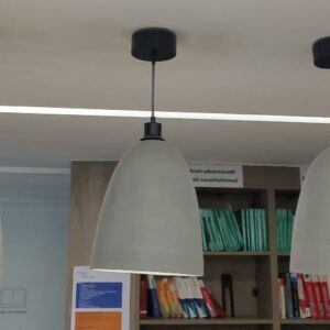 Lot de 3 suspensions lumineuses, abats-jours en pierre composite grise. 57 x 25 cm. Localisation : 32 rue de Monceau - 75008 Paris