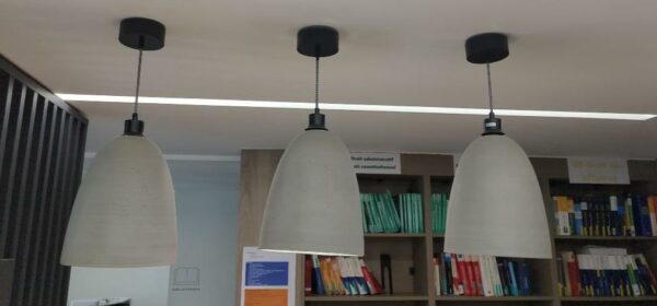 Lot de 3 suspensions lumineuses, abats-jours en pierre composite grise. 57 x 25 cm. Localisation : 32 rue de Monceau - 75008 Paris