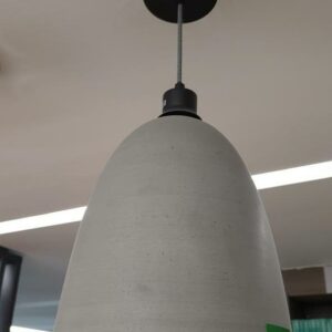 Lot de 3 suspensions lumineuses, abats-jours en pierre composite grise. 57 x 25 cm. Localisation : 32 rue de Monceau - 75008 Paris – Image 2