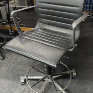 Fauteuil pivotant ajustable en hauteur de marque ICF, structure en acier chromé, garniture en cuir noir, piètement à roulettes. 108 x 60 x 65 cm. 3 unités. Vendu à l'unité avec faculté de réunion. Localisation : 32 rue de Monceau - 75008 Paris