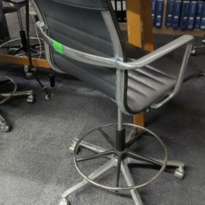 Fauteuil pivotant ajustable en hauteur de marque ICF, structure en acier chromé, garniture en cuir noir, piètement à roulettes. 108 x 60 x 65 cm. 3 unités. Vendu à l'unité avec faculté de réunion. Localisation : 32 rue de Monceau - 75008 Paris – Image 2
