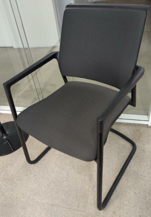 Fauteuil visiteur de marque Klober recouvert de tissu vert foncé, dossier et accoudoirs en plastique noir, piètement en acier laqué noir. 88 x 57 x 69 cm. 19 unités. Vendu à l'unité avec faculté de réunion. Localisation : 32 rue de Monceau - 75008 Paris