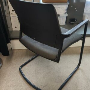 Fauteuil visiteur de marque Klober recouvert de tissu vert foncé, dossier et accoudoirs en plastique noir, piètement en acier laqué noir. 88 x 57 x 69 cm. 19 unités. Vendu à l'unité avec faculté de réunion. Localisation : 32 rue de Monceau - 75008 Paris – Image 2