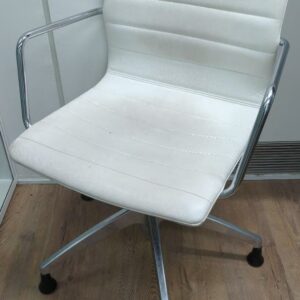 Fauteuil pivotant ajustable de marque Diemme en cuir blanc, piétement en étoile à 5 branches sur patins. 84 x 60 x 66 cm. 20 unités. Vendu à l'unité avec faculté de réunion. Localisation : 32 rue de Monceau - 75008 Paris