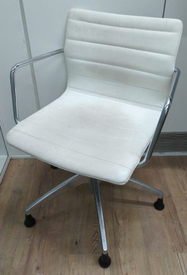 Fauteuil pivotant ajustable de marque Diemme en cuir blanc, piétement en étoile à 5 branches sur patins. 84 x 60 x 66 cm. 20 unités. Vendu à l'unité avec faculté de réunion. Localisation : 32 rue de Monceau - 75008 Paris
