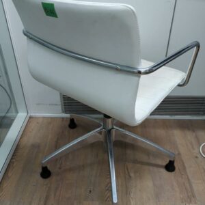 Fauteuil pivotant ajustable de marque Diemme en cuir blanc, piétement en étoile à 5 branches sur patins. 84 x 60 x 66 cm. 20 unités. Vendu à l'unité avec faculté de réunion. Localisation : 32 rue de Monceau - 75008 Paris – Image 2