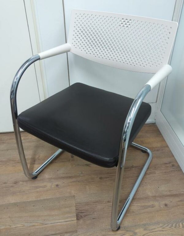 Fauteuil design Antonio Citterio modèle Vis à Vis édition Vitra, assise en cuir noir, dossier en plastique blanc, piétement en acier chromé. 80 x 54 x 55 cm. 37 unités. Vendu à l'unité avec faculté de réunion. Localisation : 32 rue de Monceau - 75008 Paris