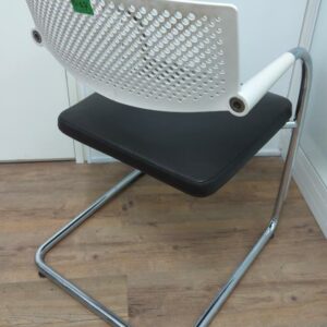 Fauteuil design Antonio Citterio modèle Vis à Vis édition Vitra, assise en cuir noir, dossier en plastique blanc, piétement en acier chromé. 80 x 54 x 55 cm. 37 unités. Vendu à l'unité avec faculté de réunion. Localisation : 32 rue de Monceau - 75008 Paris – Image 2