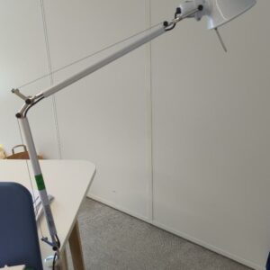 Lampe de bureau design De Lucci & Fassina modèle Tolomeo édition Artemide, fixation par étau. 21 unités. Vendu à l'unité avec faculté de réunion. Localisation : 32 rue de Monceau - 75008 Paris