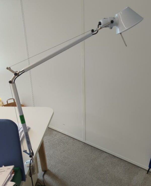 Lampe de bureau design De Lucci & Fassina modèle Tolomeo édition Artemide, fixation par étau. 21 unités. Vendu à l'unité avec faculté de réunion. Localisation : 32 rue de Monceau - 75008 Paris