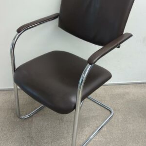 Fauteuil visiteur empilable de marque Klober en cuir marron et acier chromé. 83 x 53 x 55 cm. 20 unités. Vendu à l'unité avec faculté de réunion. Localisation : 32 rue de Monceau - 75008 Paris