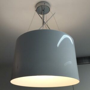 Suspension lumineuse design Rodolfo Dordoni modèle Ray édition Flos, abat-jour en métal blanc, tiges en acier chromé. 65 x 44 cm. 2 unités. Vendu à l'unité avec faculté de réunion. Localisation : 32 rue de Monceau - 75008 Paris – Image 2
