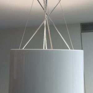 Suspension lumineuse design Rodolfo Dordoni modèle Ray édition Flos, abat-jour en métal blanc, tiges en acier chromé. 65 x 44 cm. 2 unités. Vendu à l'unité avec faculté de réunion. Localisation : 32 rue de Monceau - 75008 Paris