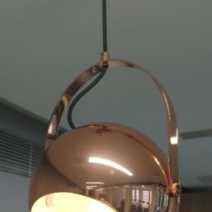 Suspension lumineuse en métal brillant couleur vermeil. 48 x 14 cm. 3 unités. Vendu à l'unité avec faculté de réunion. Localisation : 32 rue de Monceau - 75008 Paris