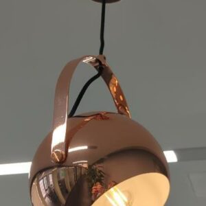 Suspension lumineuse en métal brillant couleur vermeil. 48 x 14 cm. 3 unités. Vendu à l'unité avec faculté de réunion. Localisation : 32 rue de Monceau - 75008 Paris – Image 2