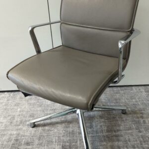 Fauteuil pivotant à retour automatique de marque ICF, structure en métal chromé, garniture en cuir taupe, piétement en étoile à 4 branches sur patins. 87 x 60 x 70 cm. 20 unités. Vendu à l'unité avec faculté de réunion. Localisation : 32 rue de Monceau - 75008 Paris