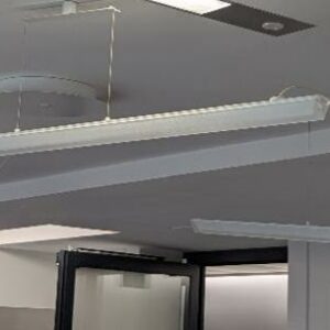 Suspension lumineuse en 6 éléments. 2 unités. Vendu à l'unité avec faculté de réunion. Localisation : 32 rue de Monceau - 75008 Paris