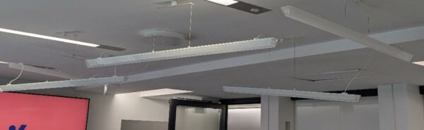Suspension lumineuse en 6 éléments. 2 unités. Vendu à l'unité avec faculté de réunion. Localisation : 32 rue de Monceau - 75008 Paris