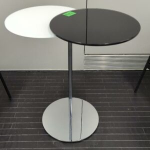 Table d'appoint modèle Éclipse édition Walter Knoll à 2 plateaux orientables en verre, l'un noir l'autre blanc. 64x 57 cm. Localisation : 32 rue de Monceau - 75008 Paris