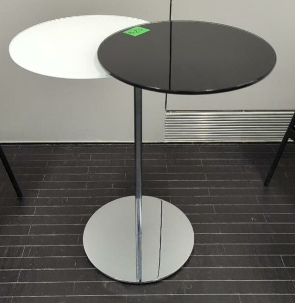 Table d'appoint modèle Éclipse édition Walter Knoll à 2 plateaux orientables en verre, l'un noir l'autre blanc. 64x 57 cm. Localisation : 32 rue de Monceau - 75008 Paris