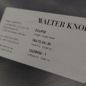 Table d'appoint modèle Éclipse édition Walter Knoll à 2 plateaux orientables en verre, l'un noir l'autre blanc. 64x 57 cm. Localisation : 32 rue de Monceau - 75008 Paris – Image 3