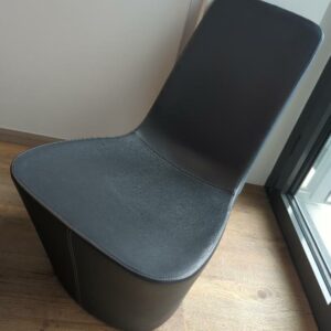 Fauteuil design Jasper Morrison modèle Monopod édition Vitra en cuir anthracite. 75 x 47 x 70 cm. 3 unités. Vendu à l'unité avec faculté de réunion. Localisation : 32 rue de Monceau - 75008 Paris – Image 3