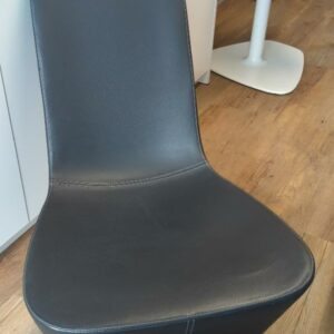 Fauteuil design Jasper Morrison modèle Monopod édition Vitra en cuir anthracite. 75 x 47 x 70 cm. 3 unités. Vendu à l'unité avec faculté de réunion. Localisation : 32 rue de Monceau - 75008 Paris