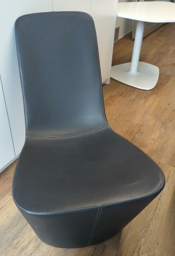 Fauteuil design Jasper Morrison modèle Monopod édition Vitra en cuir anthracite. 75 x 47 x 70 cm. 3 unités. Vendu à l'unité avec faculté de réunion. Localisation : 32 rue de Monceau - 75008 Paris