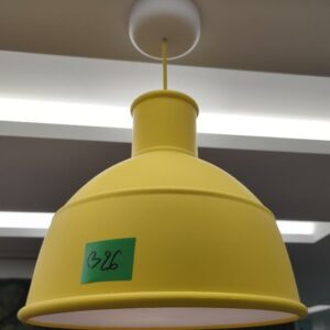 Suspension lumineuse de marque Muuto modèle Unfold, abat jour en caoutchouc jaune. 45 x 32 cm. 2 unités. Vendu à l'unité avec faculté de réunion. Localisation : 32 rue de Monceau - 75008 Paris