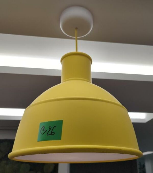 Suspension lumineuse de marque Muuto modèle Unfold, abat jour en caoutchouc jaune. 45 x 32 cm. 2 unités. Vendu à l'unité avec faculté de réunion. Localisation : 32 rue de Monceau - 75008 Paris