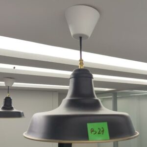 Suspension lumineuse en métal. 41 x 35 cm. 5 unités. Vendu à l'unité avec faculté de réunion. Localisation : 32 rue de Monceau - 75008 Paris