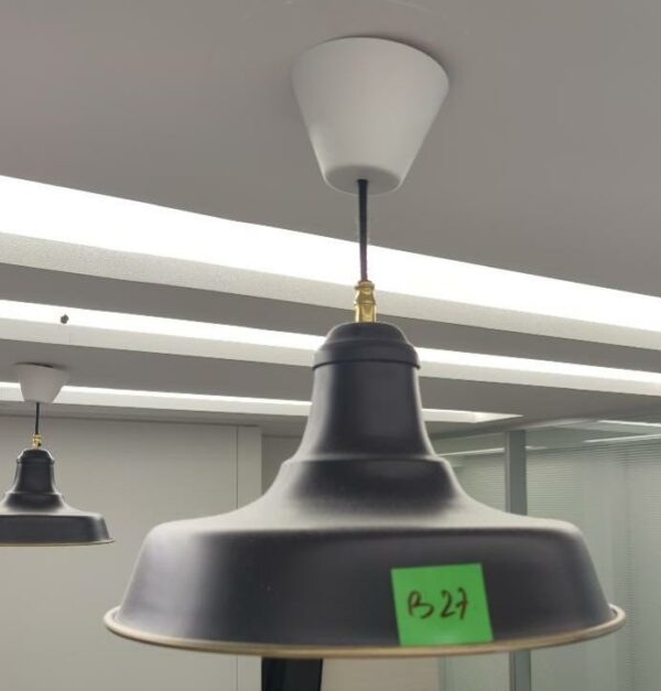 Suspension lumineuse en métal. 41 x 35 cm. 5 unités. Vendu à l'unité avec faculté de réunion. Localisation : 32 rue de Monceau - 75008 Paris