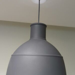 Suspension lumineuse de marque Muuto modèle Unfold, abat jour en caoutchouc gris. 2 unités. Vendu à l'unité avec faculté de réunion. Localisation : 32 rue de Monceau - 75008 Paris