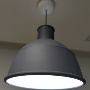 Suspension lumineuse de marque Muuto modèle Unfold, abat jour en caoutchouc gris. 2 unités. Vendu à l'unité avec faculté de réunion. Localisation : 32 rue de Monceau - 75008 Paris – Image 2